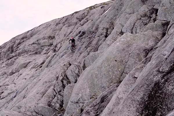 Descendiendo una de las paredes rocosas más imponentes de Suecia con Oscar Härnström