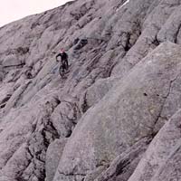 Descendiendo una de las paredes rocosas más imponentes de Suecia con Oscar Härnström