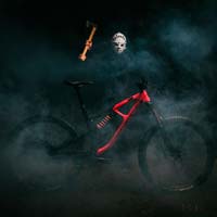 La Rocky Mountain Slayer de 2020 en acción con Thomas Vanderham, Rémi Gauvin y Carson Storch