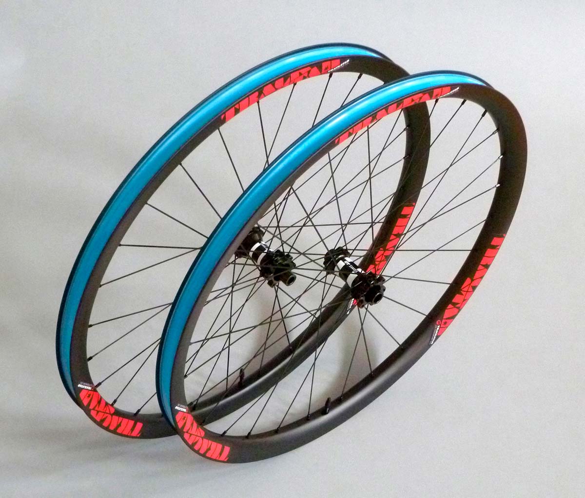 En TodoMountainBike: Trackstar Premium-33L, unas ruedas de carbono ligeras, resistentes y económicas para bicis de XC y Trail