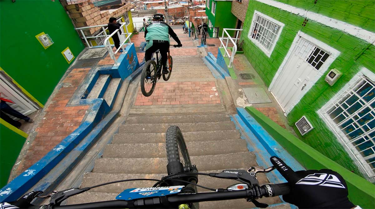 En TodoMountainBike: La pista del Downhill Urbano Ciudad Bolívar desde la bicicleta de Rémy Métailler