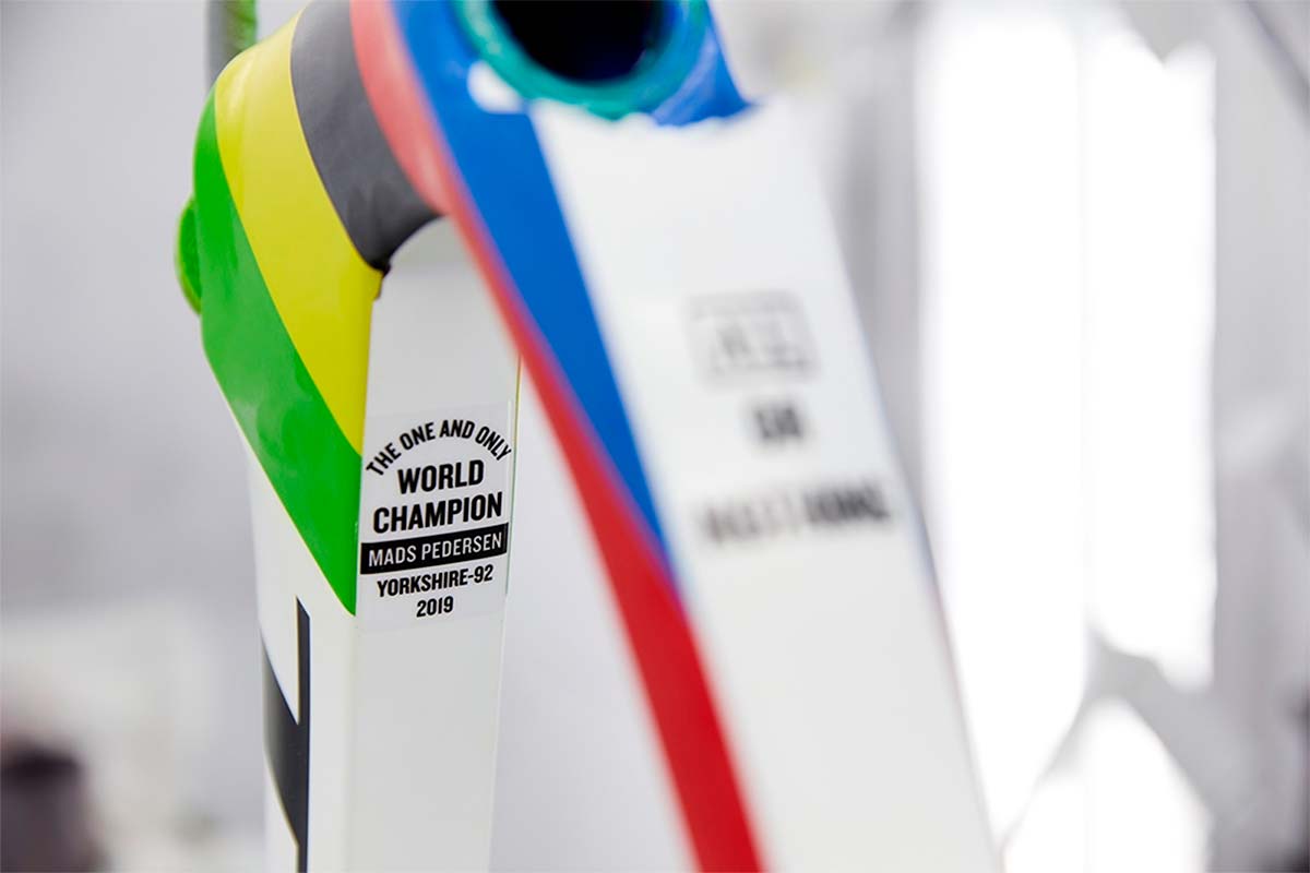 En TodoMountainBike: La Trek Madone SLR en edición arcoiris de Mads Pedersen, el campeón del mundo de ciclismo en ruta
