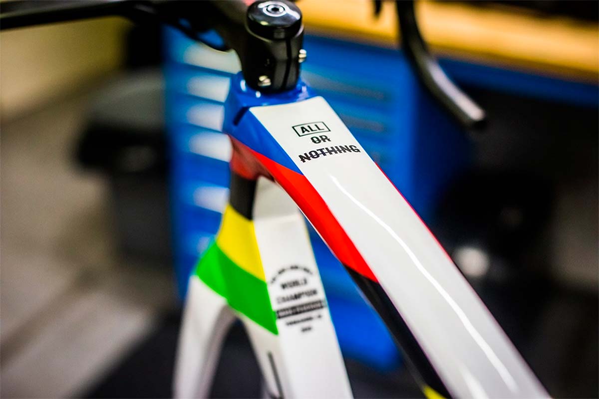 En TodoMountainBike: La Trek Madone SLR en edición arcoiris de Mads Pedersen, el campeón del mundo de ciclismo en ruta