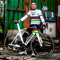 La Trek Madone SLR en edición arcoiris de Mads Pedersen, el campeón del mundo de ciclismo en ruta