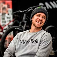 Troy Brosnan renueva con el Canyon Factory Racing por tres años más