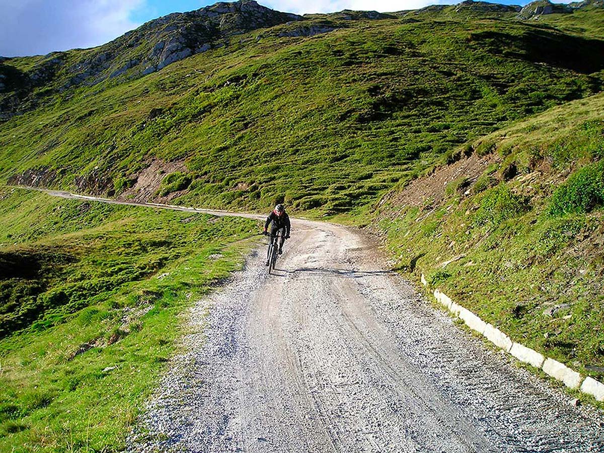 En TodoMountainBike: Tres trucos para mejorar en los ascensos de forma rápida