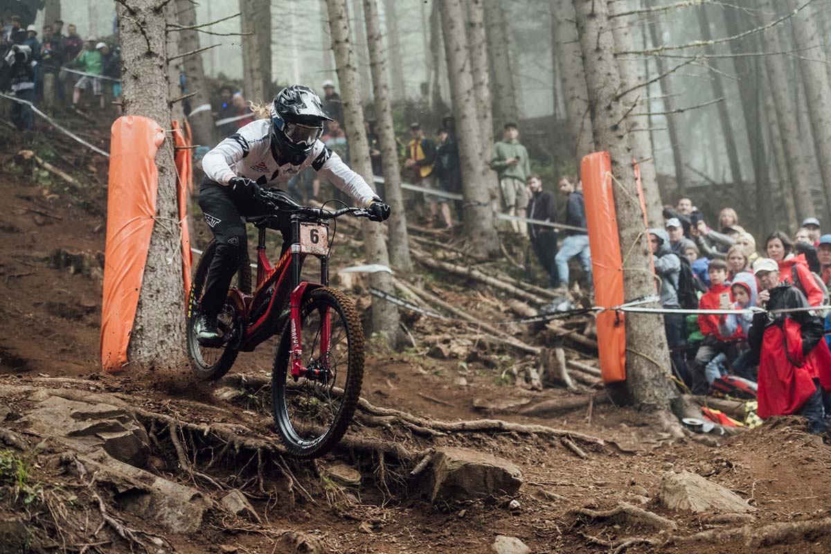 En TodoMountainBike: La UCI pone el punto de mira en las ciclistas transgénero: plantea reducir el umbral máximo de testosterona