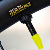 X-Sauce presenta unas válvulas Tubeless de aluminio anodizado en color negro con 3 medidas a elegir