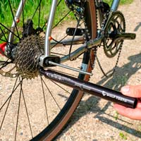 Wolf Tooth Components lanza una práctica herramienta para enderezar la patilla del cambio