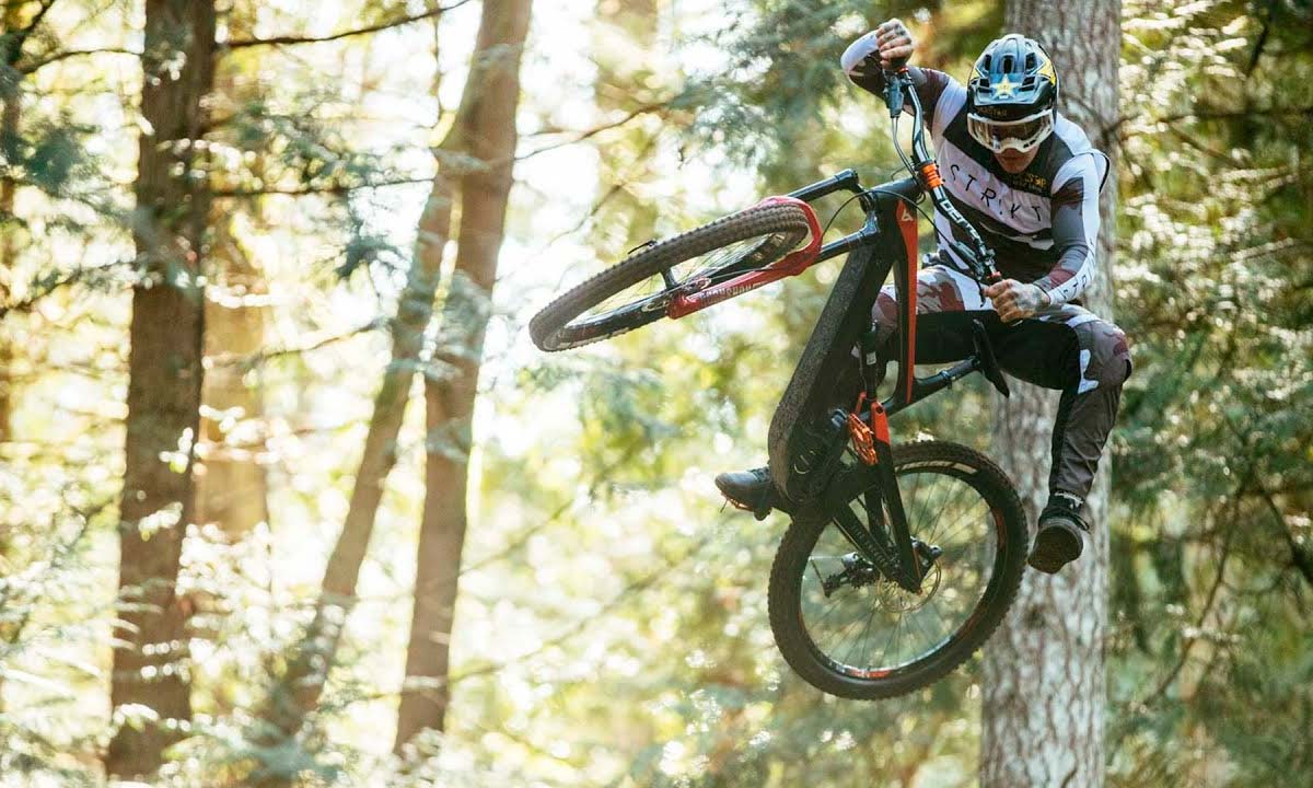 En TodoMountainBike: La YT Decoy CF en acción con Jordie Lunn