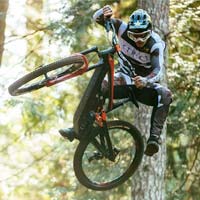 La YT Decoy CF en acción con Jordie Lunn