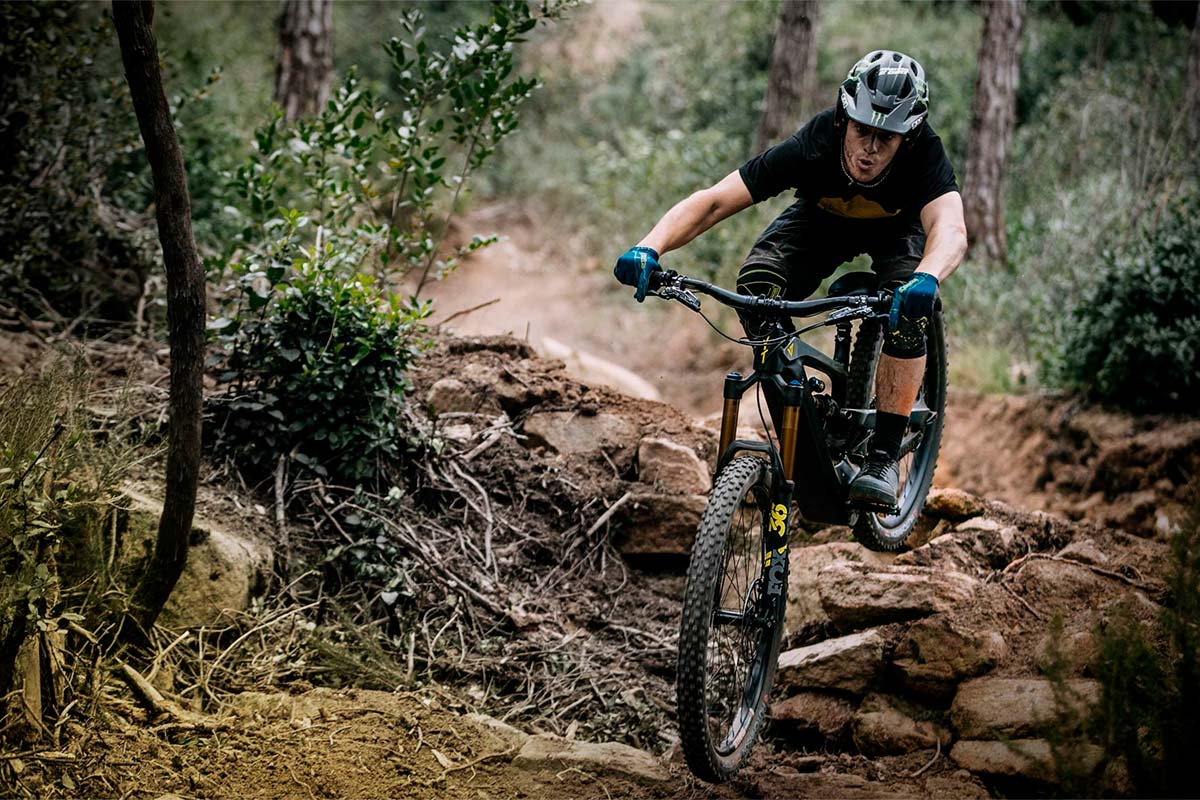 La YT Decoy CF Pro Race en acción con Adolf Silva