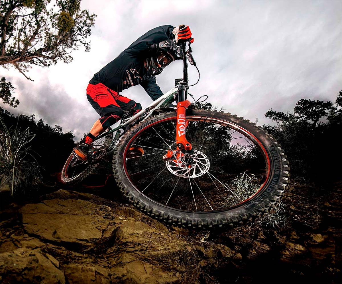 En TodoMountainBike: Zipp 3Zero Moto, unas ruedas de MTB capaces de adaptarse al terreno gracias a un perfil flexible